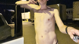 Nackt zeigen und präsentieren an einem Parkplatz in Österreich