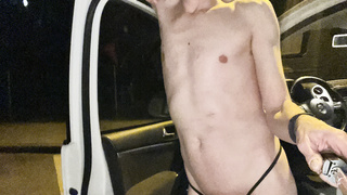 Nackt zeigen und präsentieren an einem Parkplatz in Österreich