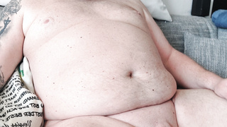 Schwanz festhalten auf der Couch