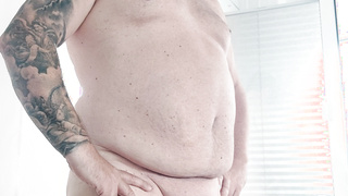 Nackt zu Hause, in Bernau