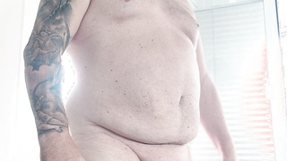 Nackt zu Hause, in Bernau