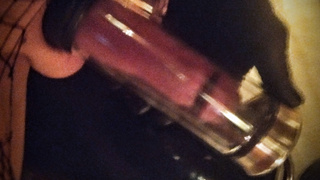 Gigi beim Penispumpentraining