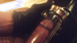 Gigi beim Penispumpentraining