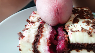 Penis auf Schwarzwälder Kirsch Schnitte