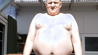 Nackter Mann zeigegeil im Hinterhof