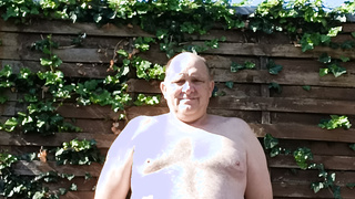 Nackter Mann zeigegeil im Hinterhof