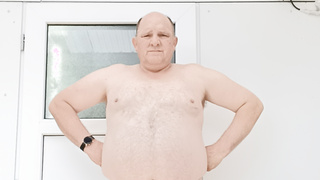 Nackter Mann zeigegeil im Hinterhof