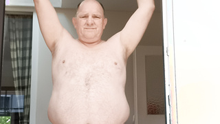 Nackter Mann zeigegeil im Hinterhof