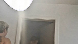 Betrunkene Freundin meiner Frau zeigt uns die neuen Piercing