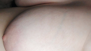 Die mit den riesen Titten  und pinken Nippeln