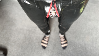 Komplett in Latex und verschlossen