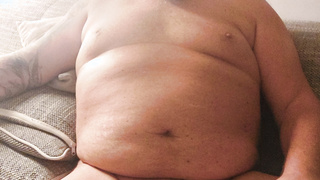 Nackig auf der Couch in Bernau.