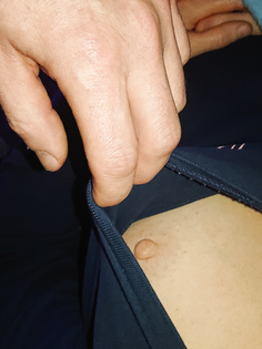 Muschie und Titten freilegen