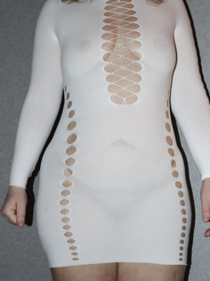 Barbette im engen Kleid