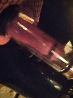 Gigi beim Penispumpentraining