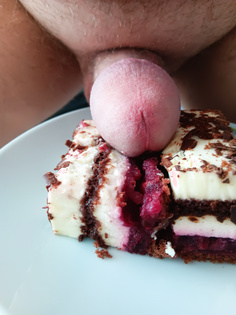 Penis auf Schwarzwälder Kirsch Schnitte