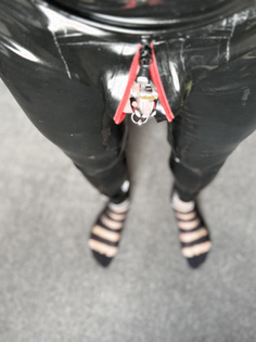 Komplett in Latex und verschlossen